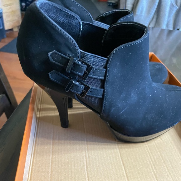 Women’s unlisted ankle shoes size 7. - Picture 8 of 11